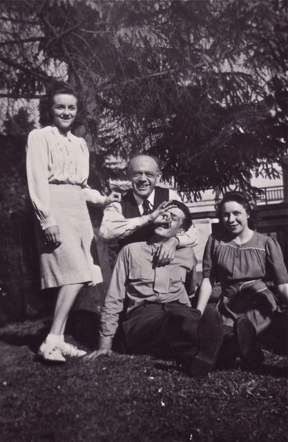 Mijn schoonvader was de koning van de flauwe grapjes maar gezien zijn fortuin deed ik maar vrolijk mee.